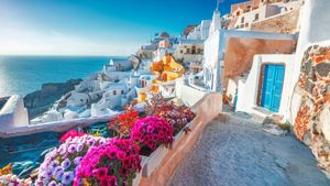 Σαντορίνη και Αθήνα στους 10 κορυφαίους προορισμούς για φθινοπωρινές διακοπές