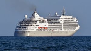 Ρυμουλκήθηκε στον Πειραιά κρουαζιερόπλοιο που παρουσίασε μηχανική βλάβη