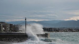 Άνεμοι 10 μποφόρ σφυροκοπούν τις θάλασσες - Σε ισχύ απαγορευτικό