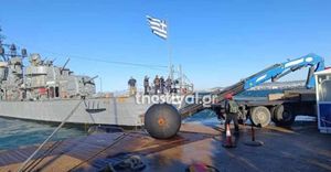 Γερανός και δύτες στη «μάχη» για να σωθεί το αντιτορπιλικό «Βέλος» (εικόνες & Video)