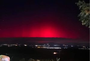 Βόρειο Σέλας: Πώς έφτασε και στην Ελλάδα - Απίστευτες εικόνες - Κόκκινος ο ουρανός
