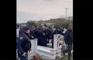«Σηκωτός» και για 10 λεπτά αντί για 6 ώρες η «έξοδος» Μπελέρη για την κηδεία της γιαγιάς του