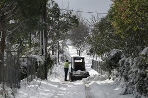 Επελαύνει η κακοκαιρία: Ποιες περιοχές ντύθηκαν στα λευκά - Βροχερός καιρός στις κυκλάδες
