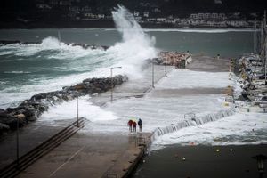 Καιρός: Καταιγίδες κατά τόπους ισχυρές με ομίχλη και υγρασία