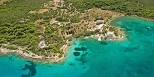 Πεταλιοί Εύβοιας: Το νησί των επιχειρηματιών και των διασήμων
