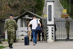Κασσελάκης: Σε θάλαμο με άλλους 16 νεοσύλλεκτους αλλά και ειδικό γραφείο για να εργάζεται