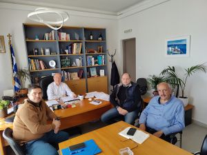 Συνάντηση λιμενικών με τον Δήμαρχο Θήρας και τον πρόεδρο Δημοτικού Λιμενικού Ταμείου Θήρας