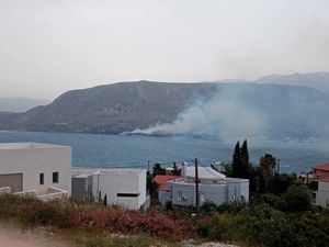 Χανιά: Μεγάλη φωτιά σε εξέλιξη σε περιοχή του Ναυστάθμου Σούδας – Εστάλη μήνυμα 112