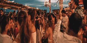 Συλλήψεις για ηχορύπανση από καταστήματα σε Μύκονο, Πάρο και Σαντορίνη