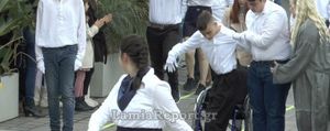 Συγκινητική στιγμή στη Λαμία: Μαθητής σηκώθηκε από το αναπηρικό αμαξίδιο και παρέλασε