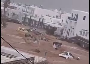 Εικόνες σοκ από την Πάρο - Έντονή καταιγίδα "πνίγει" το νησί - Αυτοκίνητα στη θάλασσα - Απαγόρευση κυκλοφορίας