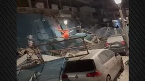 Σκαλωσιά κατέρρευσε σε ξενοδοχείο στη Ρόδο και διέλυσε πάνω από 20 αυτοκίνητα