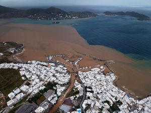 Μάχη με τον χρόνο για την αποκατάσταση των ζημιών στην Πάρο ενόψει Πάσχα - Απομακρύνονται φερτά υλικά και λάσπη από τη Νάουσα