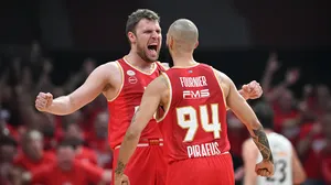 Με MVP τον Βεζένκοφ ο Ολυμπιακός 84-72 την Ρεάλ στο ΣΕΦ και δύο νίκες μακριά από το Final-4