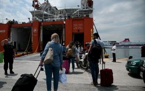 Σε εξέλιξη η έξοδος των εκδρομέων του Πάσχα – Το 100% αγγίζει η πληρότητα στα πλοία για Κυκλάδες