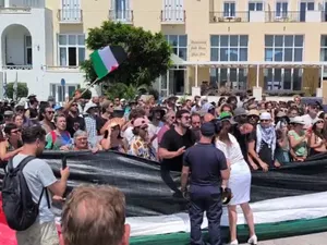 Σύρος: Για άλλο λιμάνι έβαλε πλώρη το κρουαζιερόπλοιο με Ισραηλινούς μετά το μπλόκο διαδηλωτών