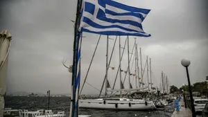 Καιρός: Σποραδικές καταιγίδες και από την Πέμπτη θυελλώδεις βοριάδες