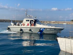 Λέμβοι με μετανάστες εντοπίστηκαν σε Σαντορίνη και Γαύδο