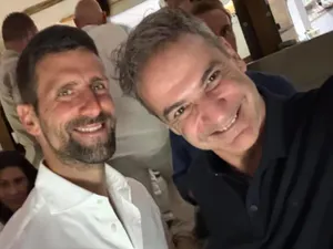Συνάντηση του Κυριάκου Μητσοτάκη με τον Νόβακ Τζόκοβιτς στην Τήνο
