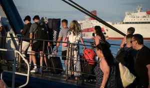 Αδειούχοι Αυγούστου: Συνεχίζεται αδιάκοπα η φυγή τους για τα νησιά – Γεμάτα τα πλοία