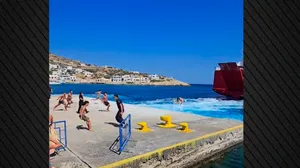 Σίκινος: Λιμενικοί προσπαθούν να σταματήσουν «απονεριστές» που βουτούν πίσω από το πλοίο που φεύγει