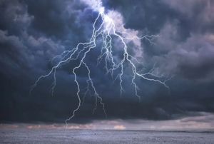 Καιρός: Σε κόκκινο συναγερμό 9 περιφέρειες λόγω της κακοκαιρίας «BYRON» – Ισχυρές καταιγίδες και έως 9 μποφόρ στα πελάγη