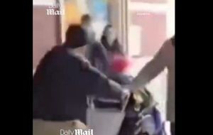 Χαμός έξω από νοσοκομείο: Συγγενείς άρπαξαν ηλικιωμένο 102 ετών, για να μη γράψει την περιουσία στη νέα σύζυγό του