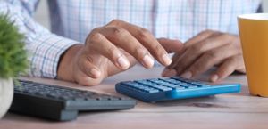 Επιδόματα - ρυθμίσεις χρεών: Το εισόδημα, οι ενισχύσεις και οι λύσεις για όσους χρωστούν σε Δημόσιο και τράπεζες