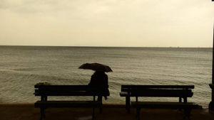 Καιρός: Τοπικές βροχές και καταιγίδες σε Κρήτη, Κυκλάδες και Δωδεκάνησα – Από Σάββατο υποχωρεί η αφρικανική σκόνη