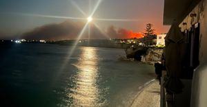 Μαίνεται η φωτιά στην Πάρο - Εκκενώθηκαν 9 οικισμοί, Ενίσχυση των ανέμων σήμερα -  Σηκώθηκαν 7 εναέρια