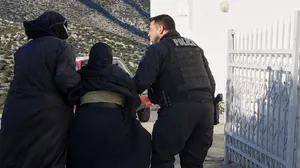 Aπομάκρυναν καλόγριες και εικόνες από τη Μονή Αγίων Θεοδώρων
