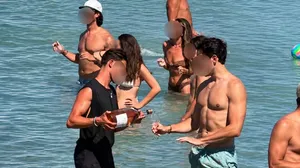 Πάρος: Αντιδράσεις στα social media για τον σερβιτόρο «Ράμπο» που σερβίρει κρασί μέσα στη θάλασσα