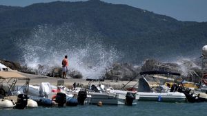 Καιρός: «Καμίνι» η χώρα, μελτέμια έως 8 μποφόρ