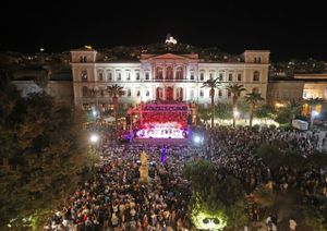 Με έντονα συναισθήματα ολοκληρώθηκε το 10ο Φεστιβάλ Ρεμπέτικου «Η Σύρα του Μάρκου Βαμβακάρη» – Ξεχώρισε η παρουσία της νέας γενιάς