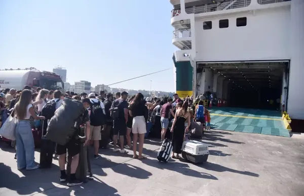 Σε εξέλιξη η μεγάλη «έξοδος» του Δεκαπενταύγουστου - Η πληρότητα των πλοίων αγγίζει το 100% για Πάρο και Τήνο