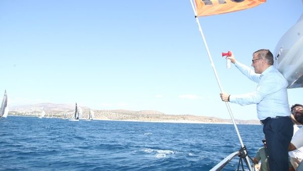 Ο Γ. Βρούτσης έδωσε την εκκίνηση του 56ου Διεθνούς Ιστιοπλοϊκού Αγώνα Άνδρου