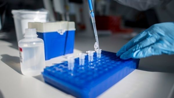 Τι γνωρίζουμε για τις νέες παραλλαγές του SARS-CoV-2 - Νέα επικαιροποιημένα εμβόλια και στην Ελλάδα