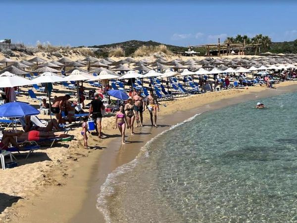 Ασταμάτητοι οι έλεγχοι στις παραλίες για τις ξαπλώστρες - 20 συλλήψεις σε Πάρο, Αντίπαρο, Νάξο και Μύκονο