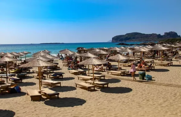 Μπαράζ ελέγχων για τις παράνομες ξαπλώστρες: 11 νέες συλλήψεις στη Νάξο