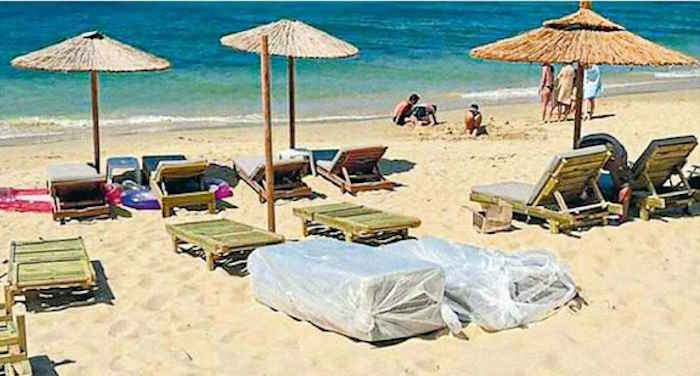 Συλλήψεις σε Νάξο και Μύκονο για παράνομες ξαπλώστρες