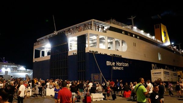 Με καθυστέρηση περίπου έξι ωρών απέπλευσε το Blue Horizon λόγω διαμαρτυρίας πολιτών