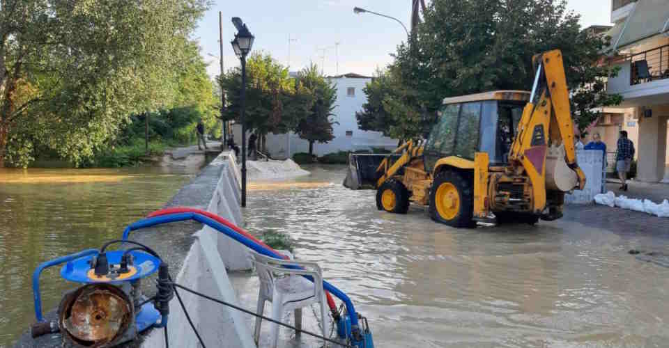 Κακοκαιρία Daniel: Εκκενώνονται τρία χωριά στη Λάρισα – Στα 9,5 μέτρα η στάθμη του Πηνειού
