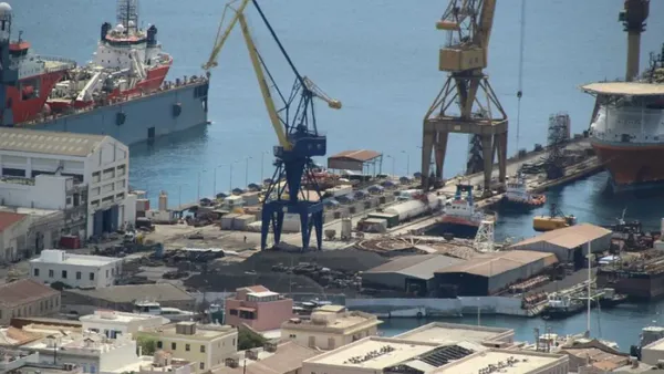 Το Εργατοϋπαλληλικό Κέντρο Κυκλάδων εναντίον της "Εφ.Συν", για το Νεώριο