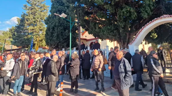 Live το τελευταίο αντίο στον Βασίλη Καρρά στη γενέτειρά του, το Κοκκινοχώρι Καβάλας