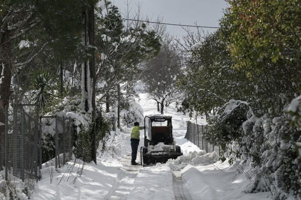 Επελαύνει η κακοκαιρία: Ποιες περιοχές ντύθηκαν στα λευκά - Βροχερός καιρός στις κυκλάδες