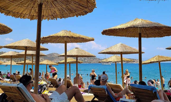 Aλλάζουν όλα στις παραλίες - Πως θα γίνεται η παραχώρηση αιγιαλού και οι ποινές για τους παραβάτες