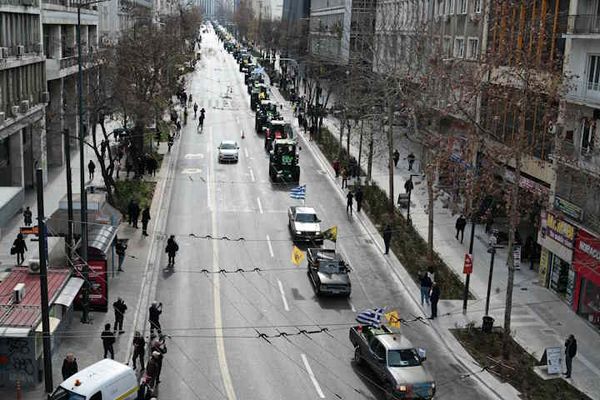 Αποχωρούν συντεταγμένα οι αγρότες από το Σύνταγμα