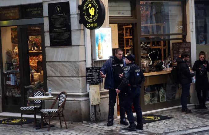 Επίθεση με μαχαίρι στην Ερμού: Παραμένει στη ΜΕΘ η 22χρονη σε σοβαρή κατάσταση