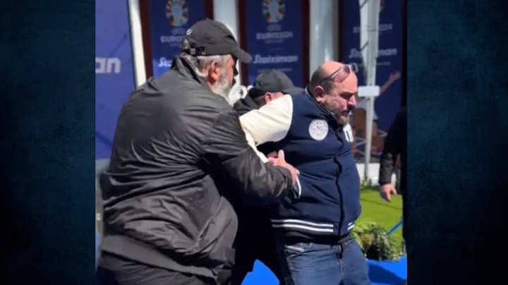 Φάνης Λαμπρόπουλος: Η στιγμή που πάει να... κλέψει το κύπελλο του UEFA EURO 2024