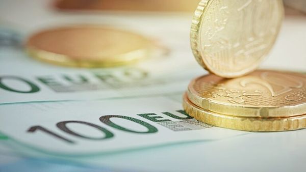 Αυξάνεται από σήμερα ο κατώτατος μισθός – Ποια επιδόματα συμπαρασύρει